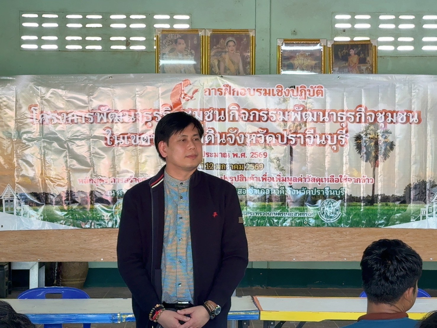 title - วันจันทร์ที่ 12 มกราคม พ.ศ.2569 นายวิทูล ประดิษฐบุญ ปฏิรูปที่ดินจังหวัดปราจีนบุรี  พร้อมด้วยเจ้าหน้าที่ ส.ป.ก. ปราจีนบุรี จัดการฝึกอบรมเชิงปฏิบัติ โครงการพัฒนาธุรกิจชุมชน กิจกรรมพัฒนาธุรกิจชุมชนในเขตปฏิรูปที่ดินจังหวัดปราจีนบุรี  งบประมาณ พ.ศ. 2569 หลักสูตรการพัฒนาความเข้มแข็ง และการแปรรูปสินค้า  เพื่อเพิ่มมูลค่าวัสดุเหลือใช้จากข้าว พร้อมทั้งมอบเครื่องอัดฟางข้าวให้แก่เกษตรกร